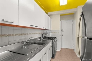 This two-bedroom unit features a master king-sized bedroom with - photo 4
