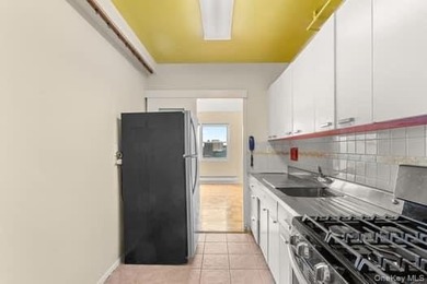 This two-bedroom unit features a master king-sized bedroom with - photo 5