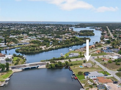 PORT CHARLOTTE!! 2 BEDROOM, 2.5 BATH, 2-CAR GARAGE WATERFRONT - photo 2