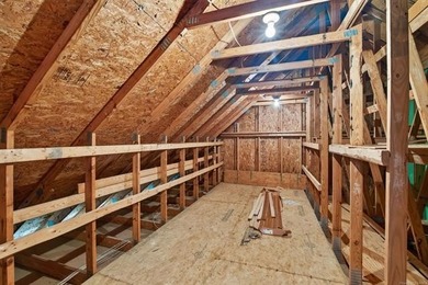 Move in ready stunning 3-bedroom, 2.5 bath townhome offer luxury - photo 33