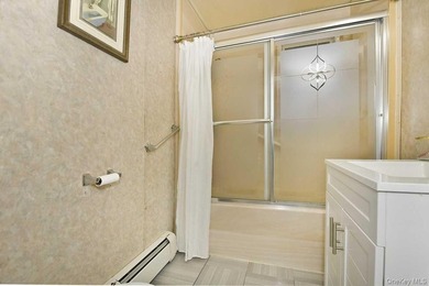 Welcome to 32 Coolidge located in desirable Bellmore. This 4/5 - photo 14