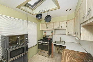 Welcome to 32 Coolidge located in desirable Bellmore. This 4/5 - photo 19