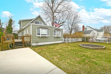 Welcome to 32 Coolidge located in desirable Bellmore. This 4/5 - photo 21