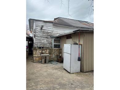 Property has 2 one bedroom, 1 bath apts. in the rear for rent - photo 9