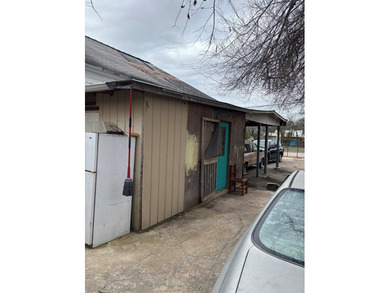 Property has 2 one bedroom, 1 bath apts. in the rear for rent - photo 10