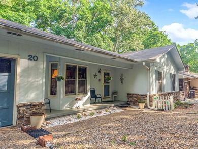 You will love this CHARMING updated 3 bed 2 bath home in - photo 4
