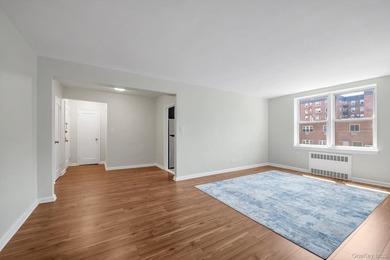 This beautifully updated 1 bedroom co-op offers the perfect - photo 10