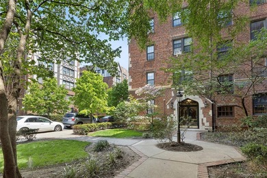 Welcome to Chatwick Gardens in Forest Hills, a distinguished - photo 12