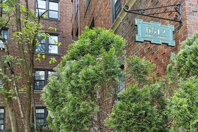 Welcome to Chatwick Gardens in Forest Hills, a distinguished - photo 13