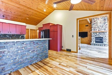 Exceptional Custom Built Log Home on Lake Petenwell! This 4+ - photo 10