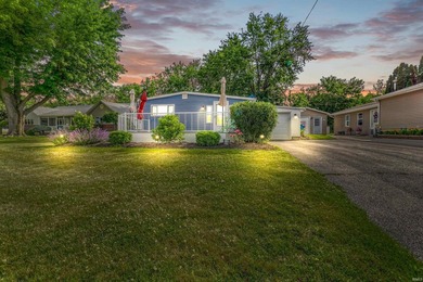 Lake living in this adorable 1 bedroom, 2 full bath year-round - photo 1