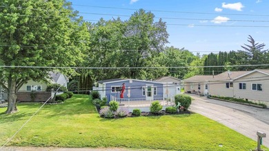 Lake living in this adorable 1 bedroom, 2 full bath year-round - photo 5
