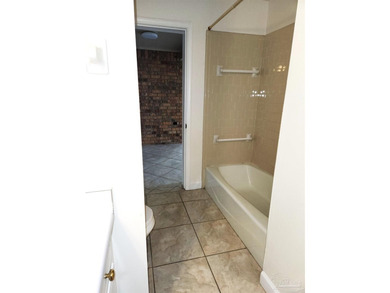 Spacious 4 bedroom 2 bath brick home in desirable neighborhood - photo 25