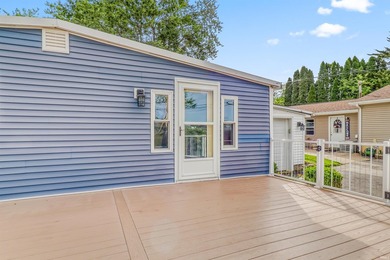 Lake living in this adorable 1 bedroom, 2 full bath year-round - photo 9