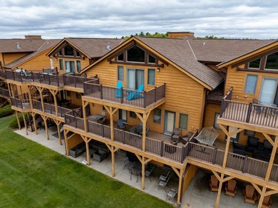 Highly desirable *05* unit condo in an excellent location! This - photo 1