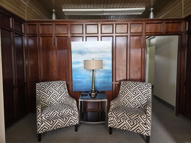 This mid-century modern building offers a distinctive space - photo 2