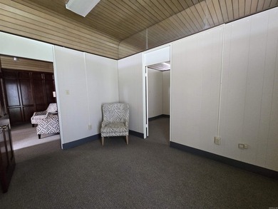 This mid-century modern building offers a distinctive space - photo 5