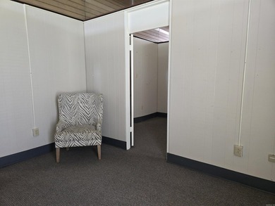 This mid-century modern building offers a distinctive space - photo 6