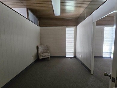 This mid-century modern building offers a distinctive space - photo 7