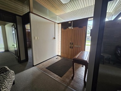 This mid-century modern building offers a distinctive space - photo 8