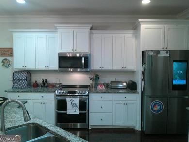 Feel right at home with this beautiful 3,000+ sqft home which - photo 15