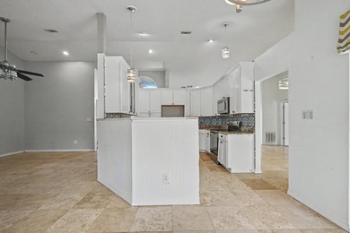 REO. Spacious 4-bedroom, 2-bath home with a screened inground - photo 14