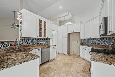 REO. Spacious 4-bedroom, 2-bath home with a screened inground - photo 15