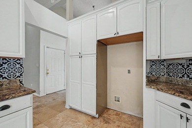 REO. Spacious 4-bedroom, 2-bath home with a screened inground - photo 19
