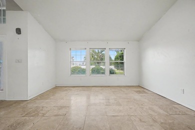 REO. Spacious 4-bedroom, 2-bath home with a screened inground - photo 23