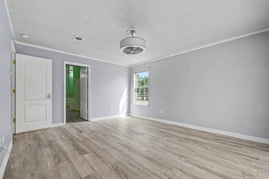 REO. Spacious 4-bedroom, 2-bath home with a screened inground - photo 29