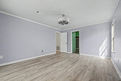 REO. Spacious 4-bedroom, 2-bath home with a screened inground - photo 30