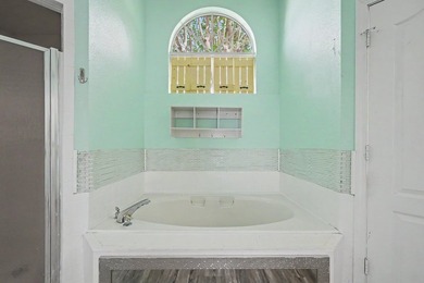 REO. Spacious 4-bedroom, 2-bath home with a screened inground - photo 35