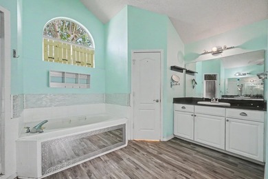 REO. Spacious 4-bedroom, 2-bath home with a screened inground - photo 36