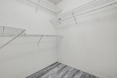 REO. Spacious 4-bedroom, 2-bath home with a screened inground - photo 38