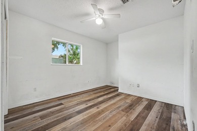 REO. Spacious 4-bedroom, 2-bath home with a screened inground - photo 40