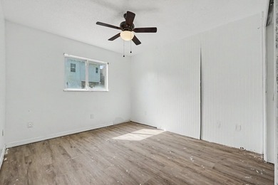 REO. Spacious 4-bedroom, 2-bath home with a screened inground - photo 42