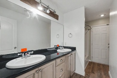 REO. Spacious 4-bedroom, 2-bath home with a screened inground - photo 46
