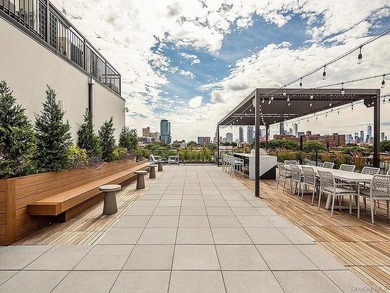 Oversized south-facing 2BR loft with 11' ceilings + private - photo 13