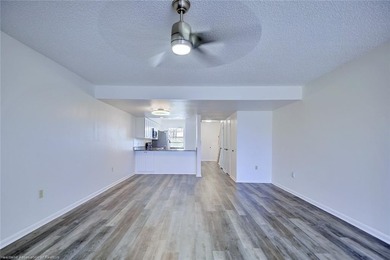 Beautiful, spacious, and cozy fully remodeled townhouse in a - photo 11