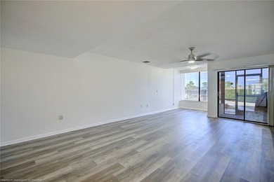 Beautiful, spacious, and cozy fully remodeled townhouse in a - photo 12