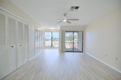 Beautiful, spacious, and cozy fully remodeled townhouse in a - photo 14