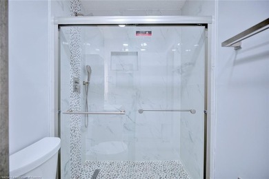Beautiful, spacious, and cozy fully remodeled townhouse in a - photo 15