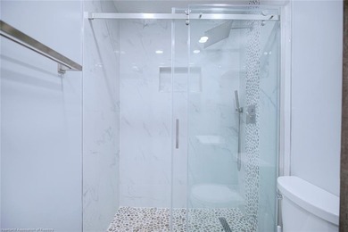 Beautiful, spacious, and cozy fully remodeled townhouse in a - photo 16