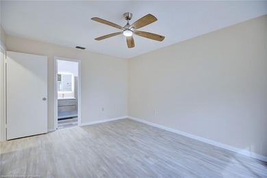 Beautiful, spacious, and cozy fully remodeled townhouse in a - photo 17