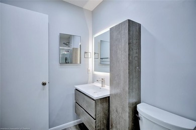 Beautiful, spacious, and cozy fully remodeled townhouse in a - photo 19
