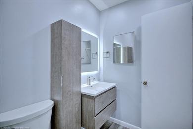 Beautiful, spacious, and cozy fully remodeled townhouse in a - photo 20