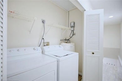 Beautiful, spacious, and cozy fully remodeled townhouse in a - photo 22