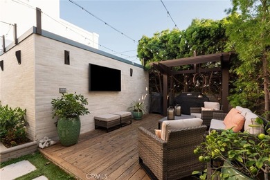 his is a quintessential beach house in premier North Hermosa - photo 1