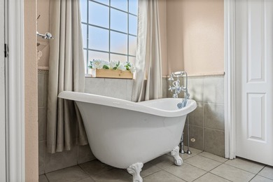 This spacious 5-bedroom, 4-bathroom, and home office offers room - photo 24