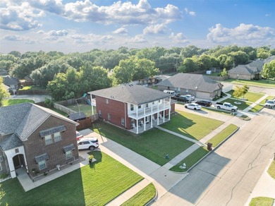 This spacious 5-bedroom, 4-bathroom, and home office offers room - photo 38